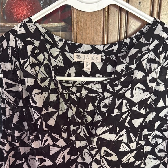 Black and White Sleeveless Top - Picture 4 of 5